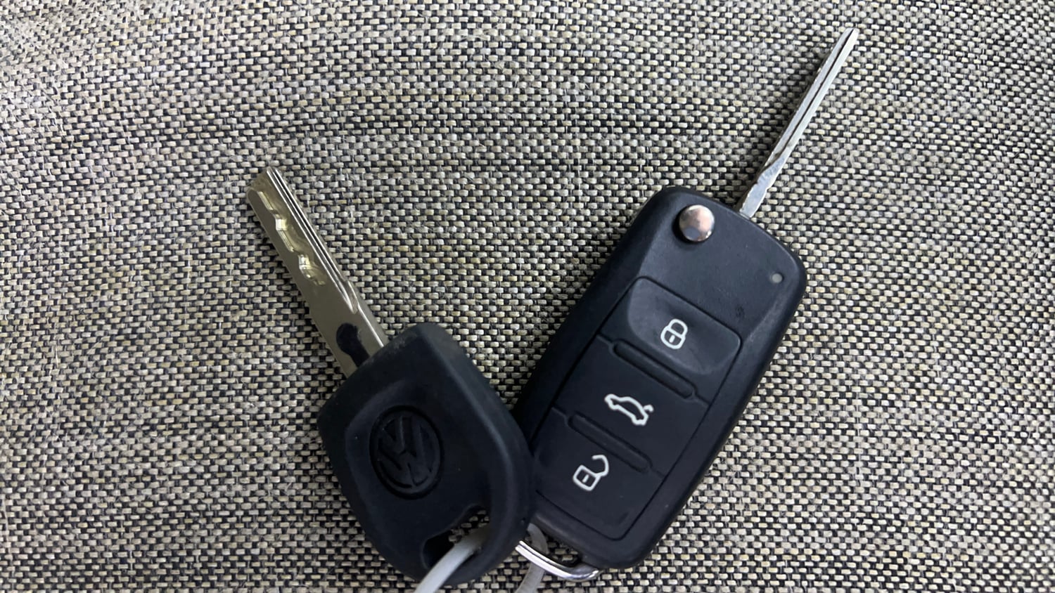 Used 2017 Volkswagen Polo Comfortline 1.2L (P) Petrol Manual extra CAR KEY VIEW