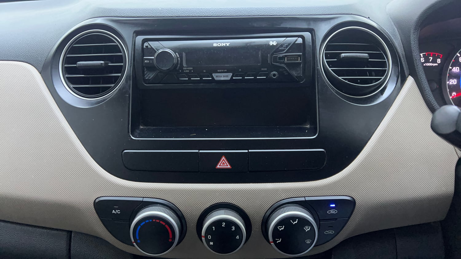 Used 2017 Hyundai Grand i10 Magna 1.2 Kappa VTVT Petrol Manual interior MUSIC SYSTEM & AC CONTROL VIEW