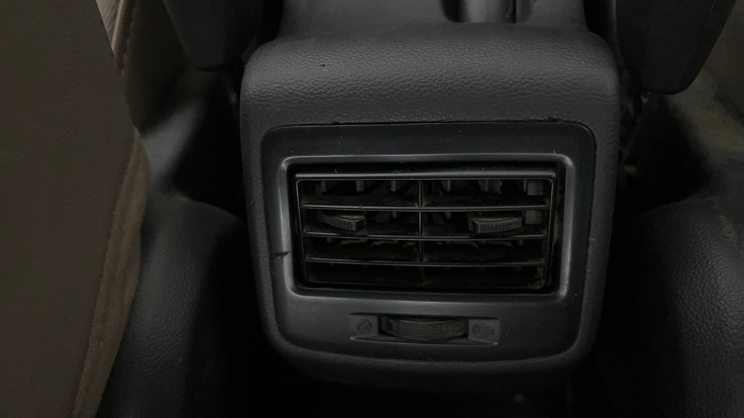 Used 2018 Hyundai Xcent E+ CNG (Outside Fitted) Cng Manual top_features 2nd row AC vent