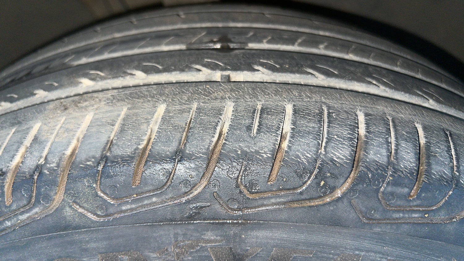 Used 2023 Volkswagen Virtus Highline 1.0 TSI AT Petrol Automatic tyres RIGHT FRONT TYRE TREAD VIEW