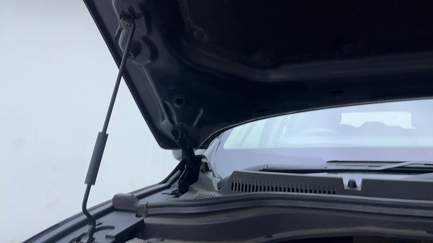 Used 2022 Mahindra XUV700 AX 5 Diesel MT 7 STR Diesel Manual engine ENGINE RIGHT SIDE HINGE & APRON VIEW