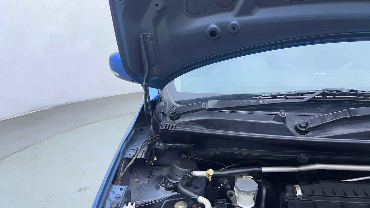 Used 2016 Maruti Suzuki Celerio ZXi AMT Petrol Automatic engine ENGINE RIGHT SIDE HINGE & APRON VIEW