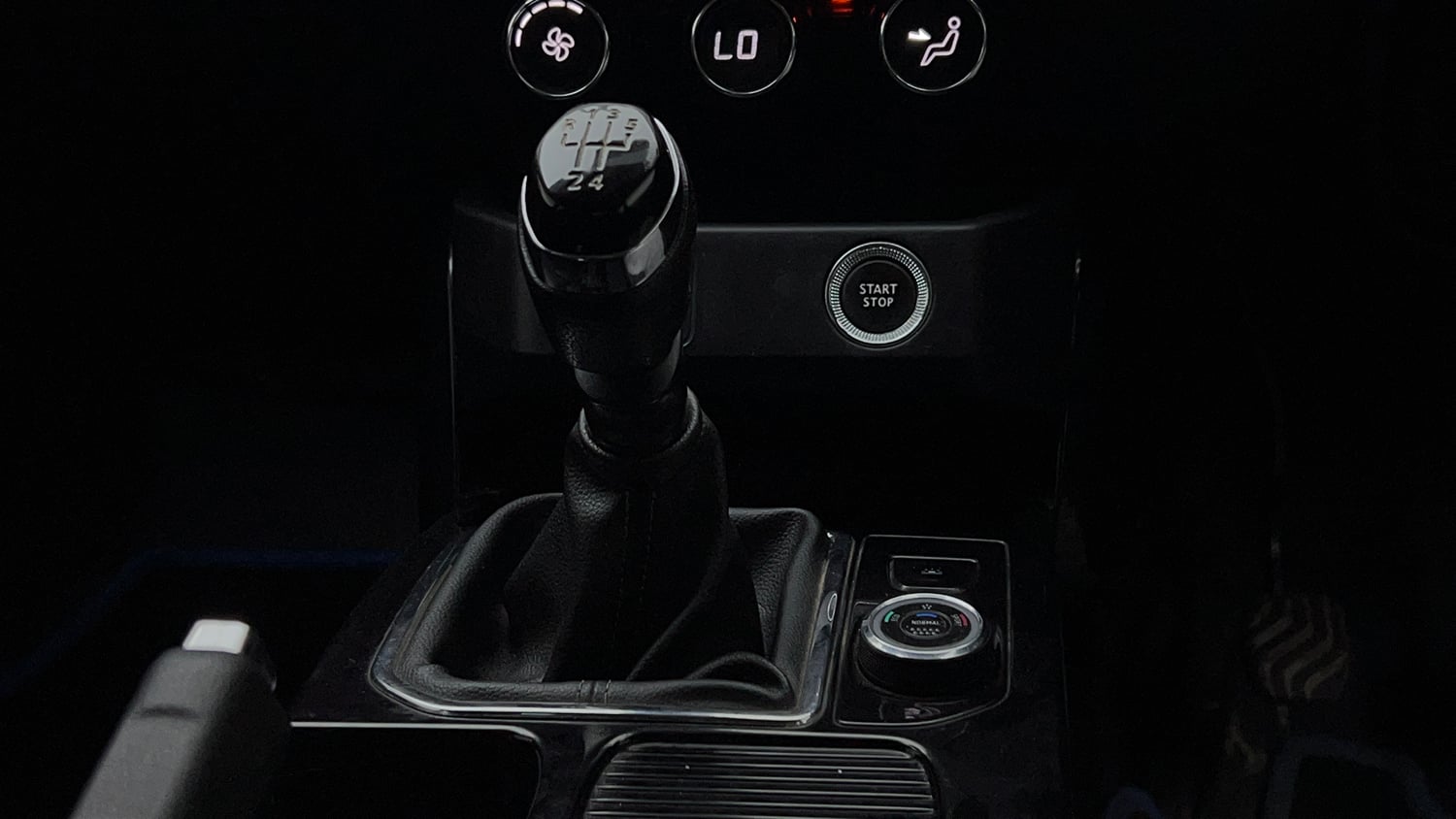 Used 2021 Renault Kiger RXZ MT Petrol Manual interior GEAR  KNOB VIEW