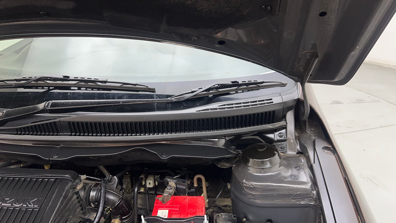 Used 2016 Maruti Suzuki Ciaz ZXi Petrol Manual engine ENGINE LEFT SIDE HINGE & APRON VIEW