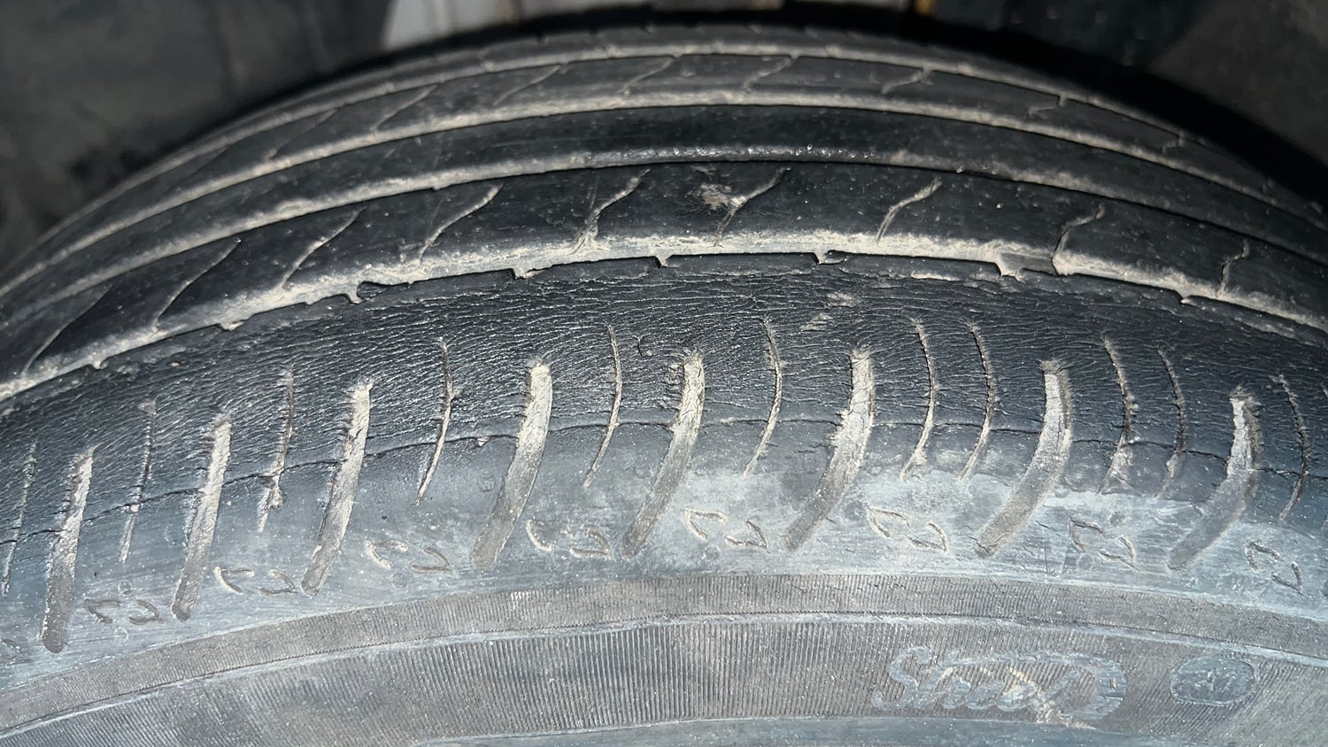 Used 2021 Nissan Magnite XE Petrol Manual tyres LEFT FRONT TYRE TREAD VIEW