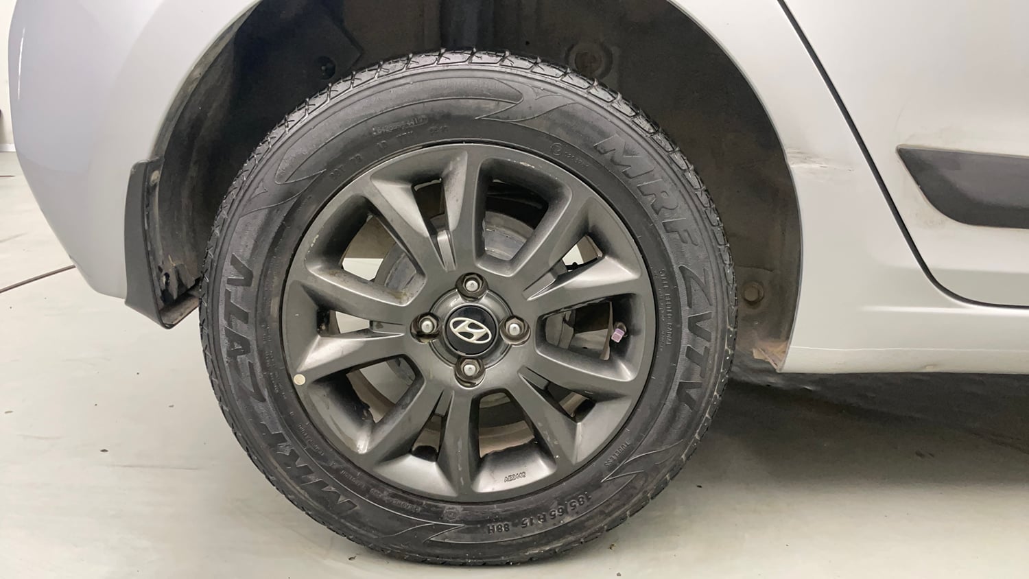 Used 2020 Hyundai Elite i20 Sportz Plus 1.2 Petrol Manual tyres RIGHT REAR TYRE RIM VIEW
