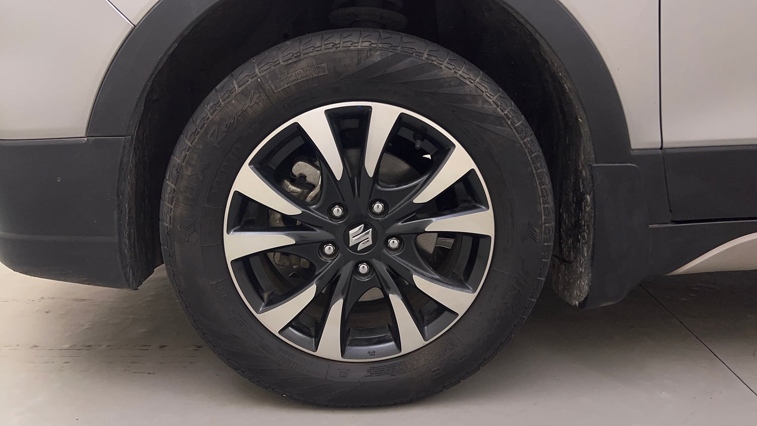 Used 2022 Maruti Suzuki S-Cross Zeta Petrol Manual tyres LEFT FRONT TYRE RIM VIEW