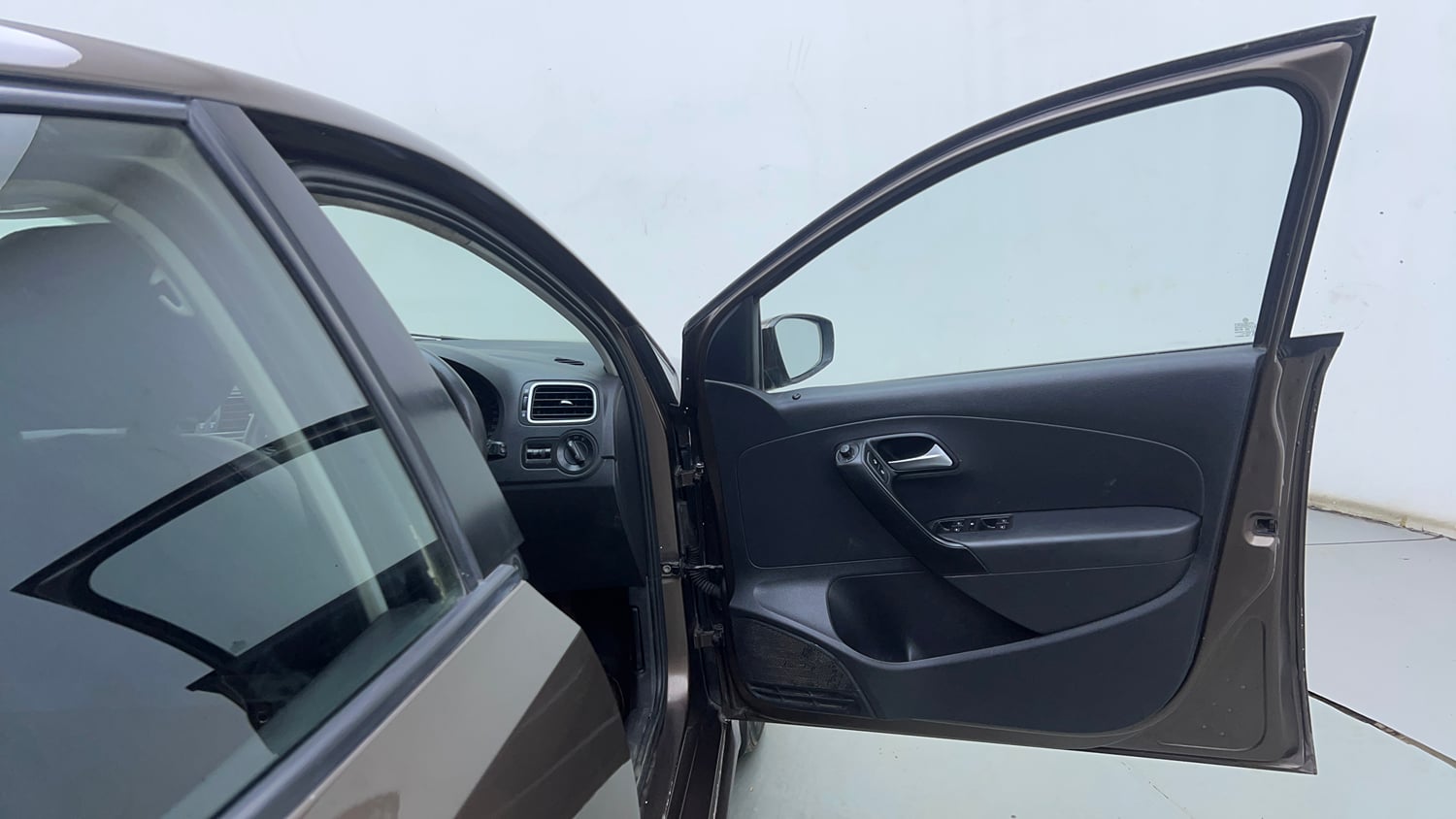 Used 2017 Volkswagen Polo Comfortline 1.2L (P) Petrol Manual interior RIGHT FRONT DOOR OPEN VIEW