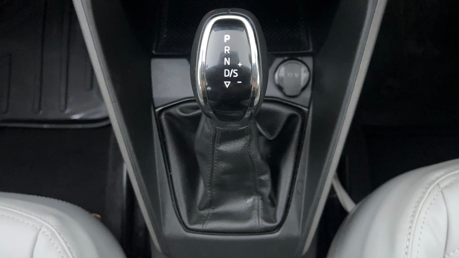 Used 2025 Skoda Kylaq Signature Plus AT Petrol Automatic interior GEAR  KNOB VIEW