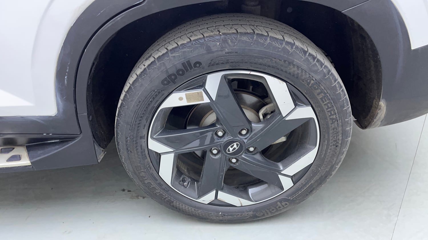 Used 2022 Hyundai Alcazar Platinum (O) 7 Seater 1.5 Diesel AT Diesel Automatic tyres LEFT REAR TYRE RIM VIEW