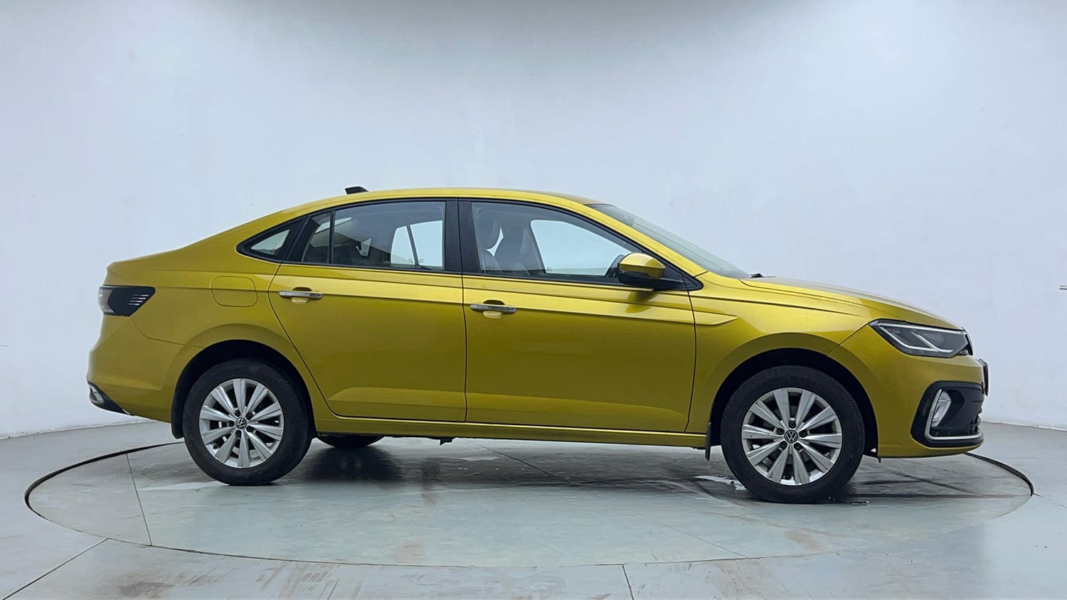 Used 2023 Volkswagen Virtus Highline 1.0 TSI AT Petrol Automatic exterior RIGHT SIDE VIEW