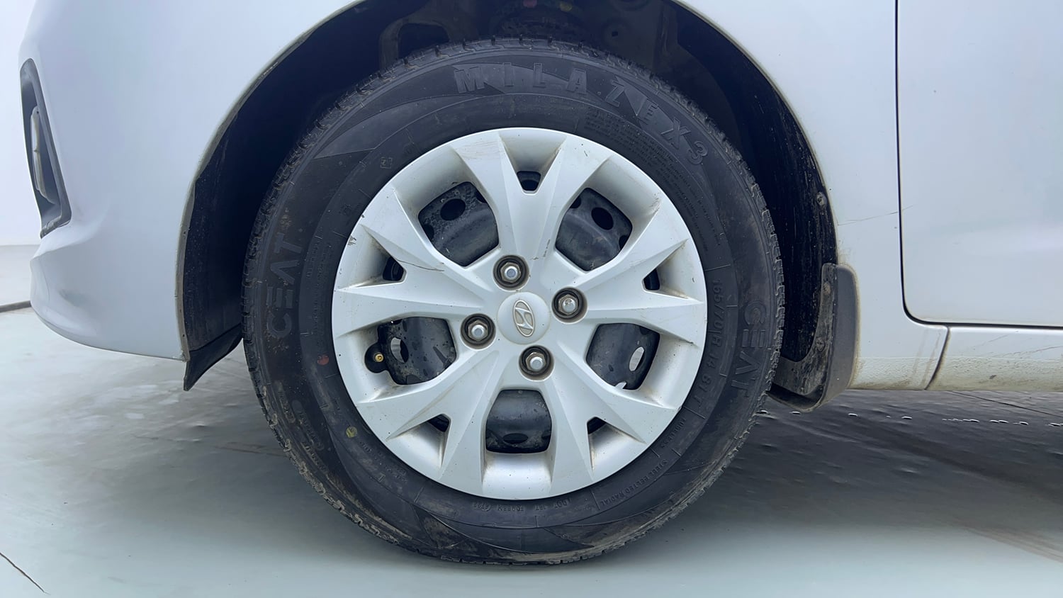 Used 2015 Hyundai Grand i10 Magna 1.2 Kappa VTVT Petrol Manual tyres LEFT FRONT TYRE RIM VIEW