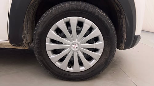 Used 2024 Renault Kwid RXT 1.0L AMT Petrol Automatic tyres RIGHT FRONT TYRE RIM VIEW