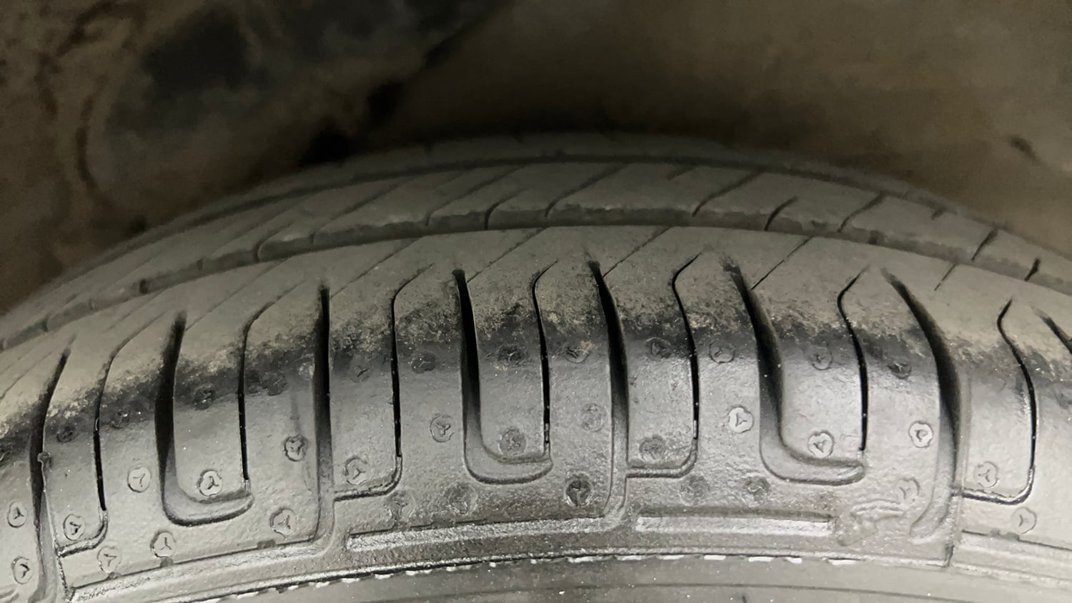 Used 2013 Hyundai i10 Sportz 1.2 AT Kappa2 Petrol Automatic tyres LEFT REAR TYRE TREAD VIEW