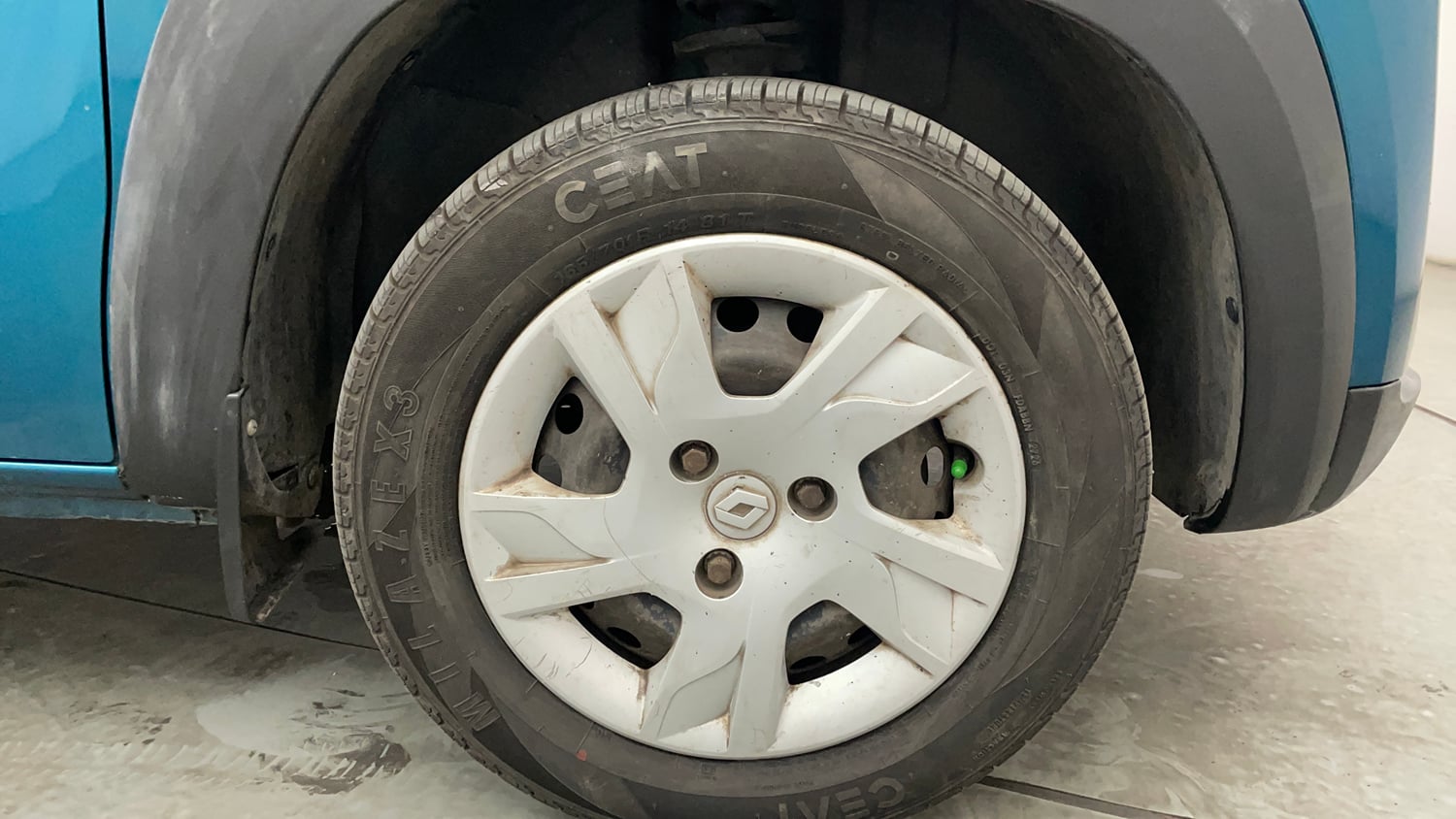 Used 2020 Renault Kwid RXT Petrol Manual tyres RIGHT FRONT TYRE RIM VIEW