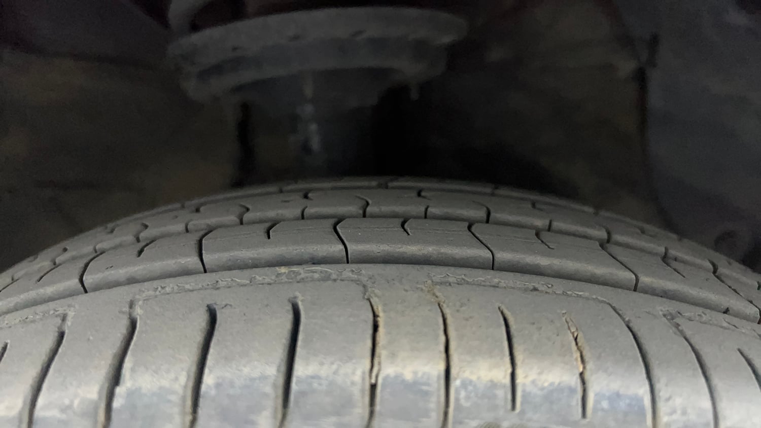 Used 2017 Hyundai Grand i10 Magna AT 1.2 Kappa VTVT Petrol Automatic tyres RIGHT FRONT TYRE TREAD VIEW