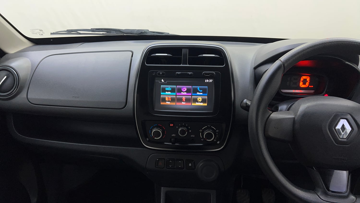 Used 2017 Renault Kwid 1.0 RXT Petrol Manual interior MUSIC SYSTEM & AC CONTROL VIEW