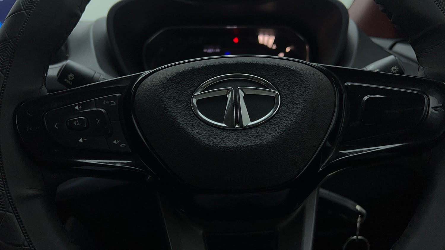 Used 2022 Tata Nexon XM (S) Petrol Manual top_features Airbags