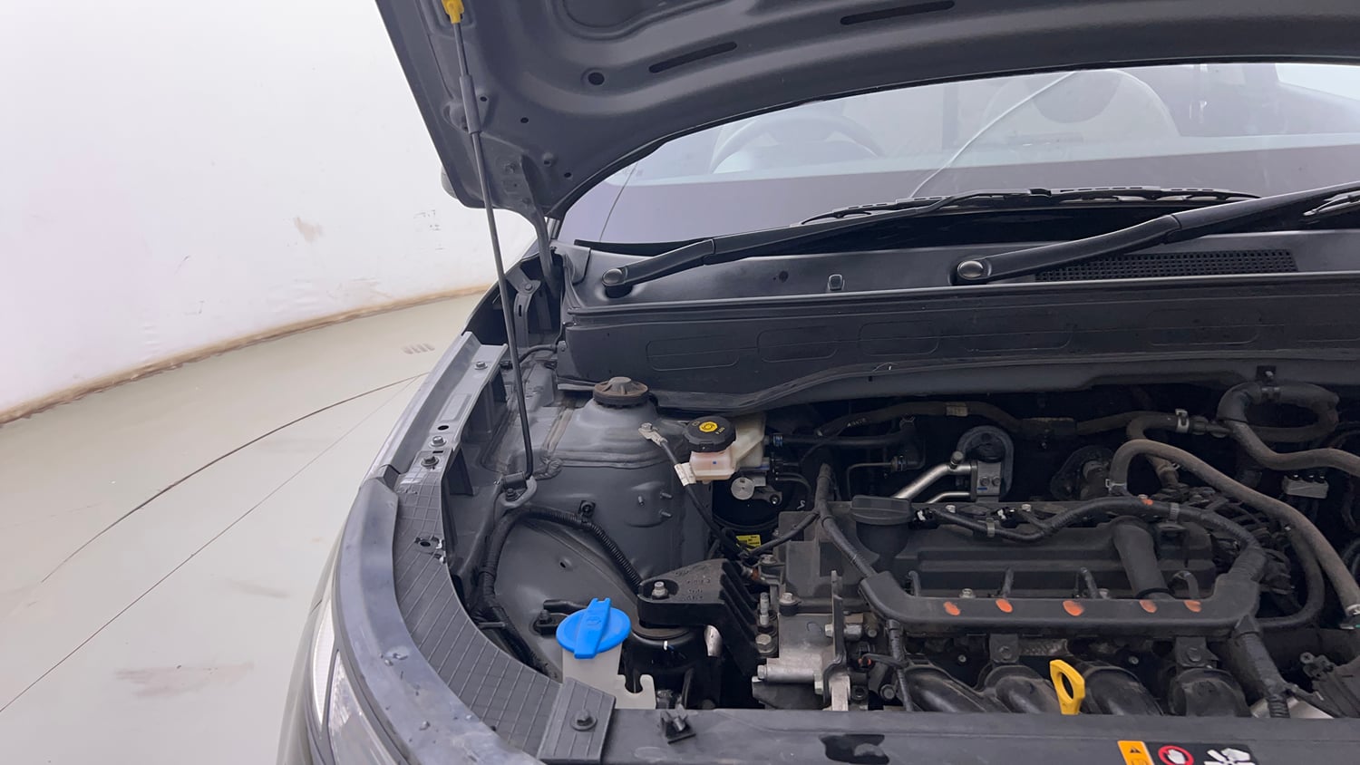 Used 2025 Hyundai Venue S 1.2 Petrol Petrol Manual engine ENGINE RIGHT SIDE HINGE & APRON VIEW