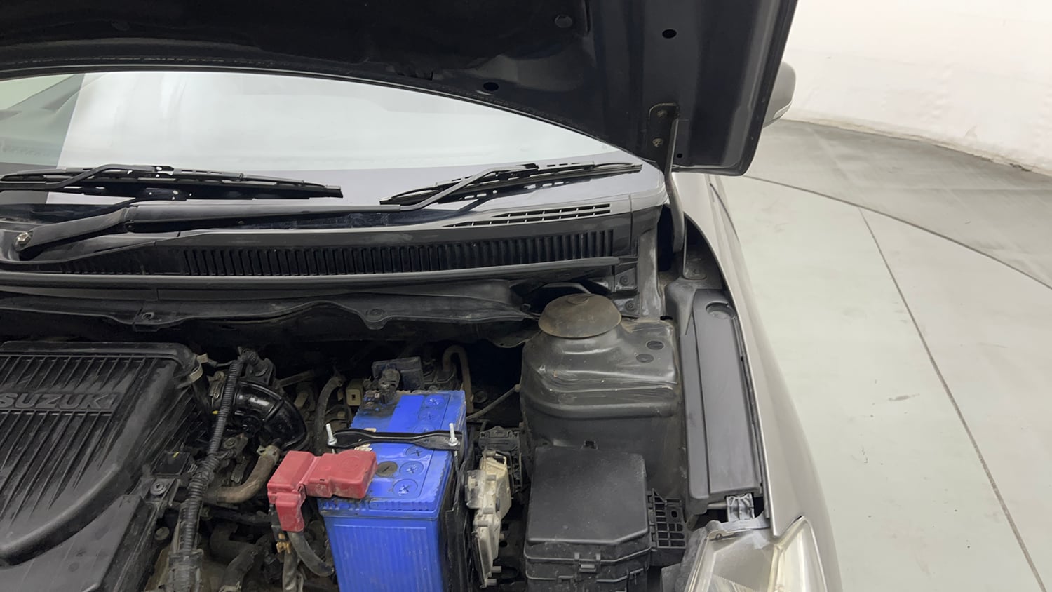 Used 2017 Maruti Suzuki Ciaz Alpha 1.4 MT Petrol Manual engine ENGINE LEFT SIDE HINGE & APRON VIEW