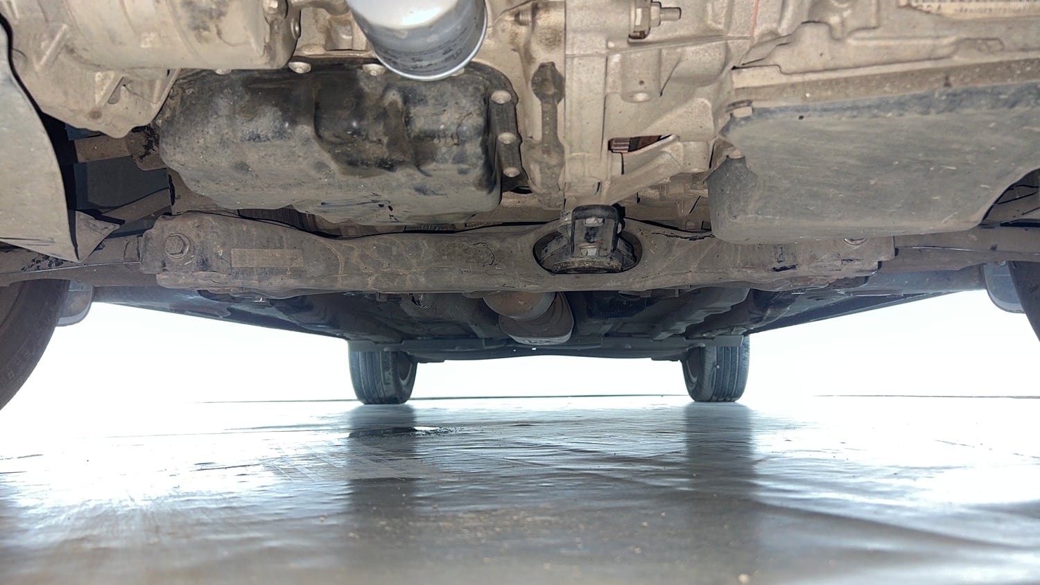 Used 2023 Volkswagen Virtus Highline 1.0 TSI AT Petrol Automatic extra FRONT LEFT UNDERBODY VIEW