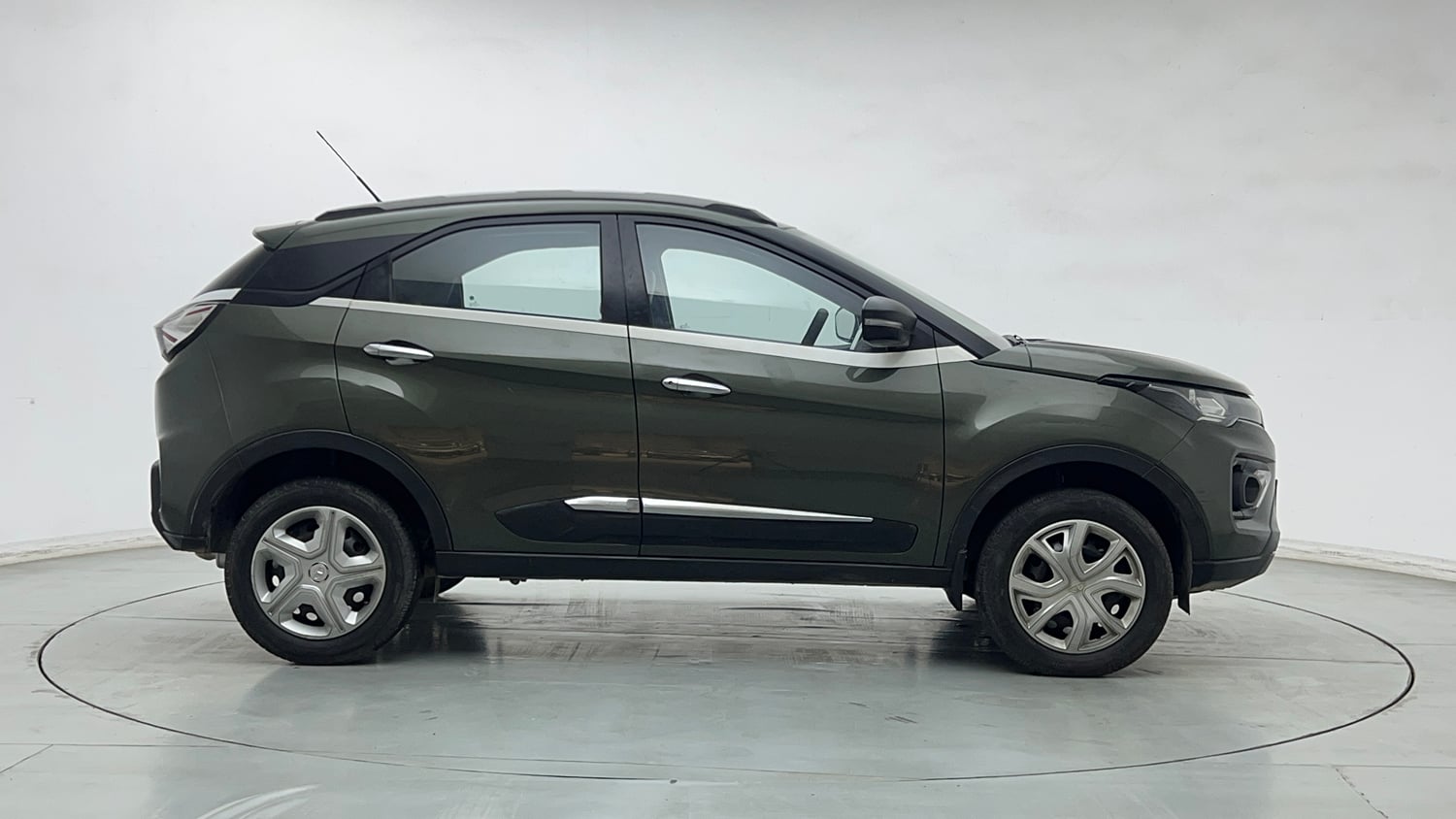Used 2022 Tata Nexon XM (S) Petrol Manual exterior RIGHT SIDE VIEW