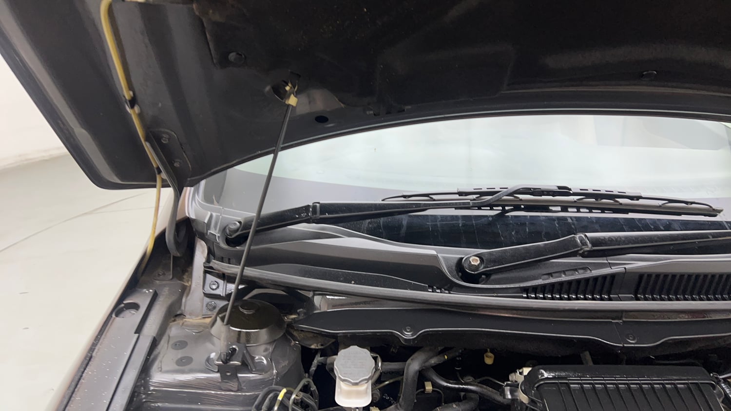 Used 2016 Maruti Suzuki Ciaz ZXi Petrol Manual engine ENGINE RIGHT SIDE HINGE & APRON VIEW