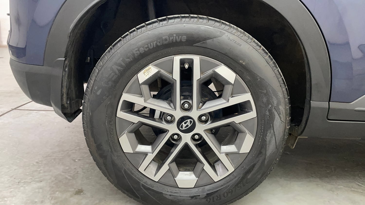 Used 2023 Hyundai Venue SX (O) 1.5 CRDi Diesel Manual tyres RIGHT REAR TYRE RIM VIEW