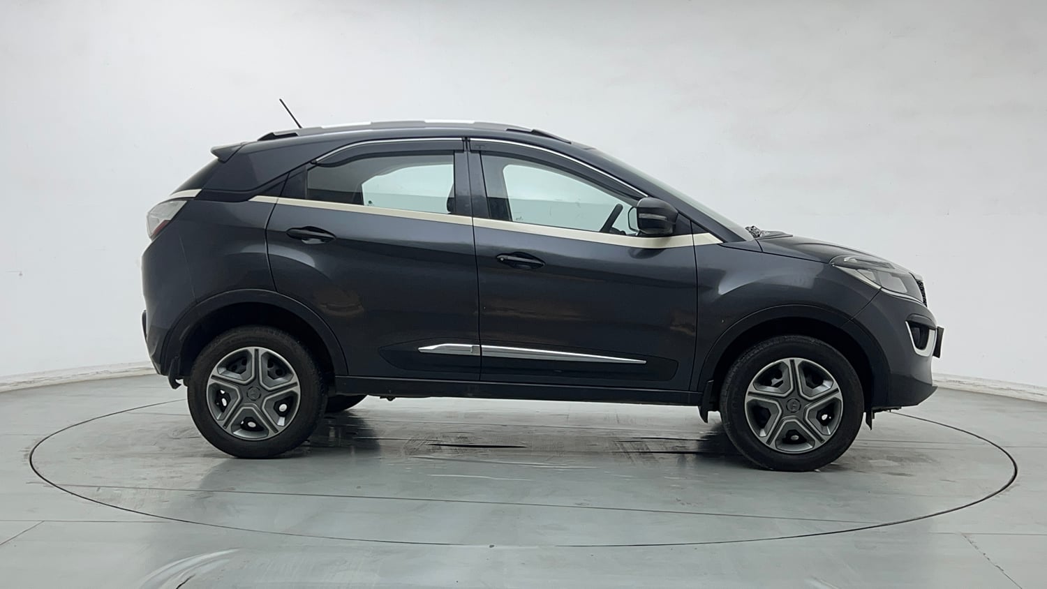 Used 2018 Tata Nexon XM Petrol Manual exterior RIGHT SIDE VIEW