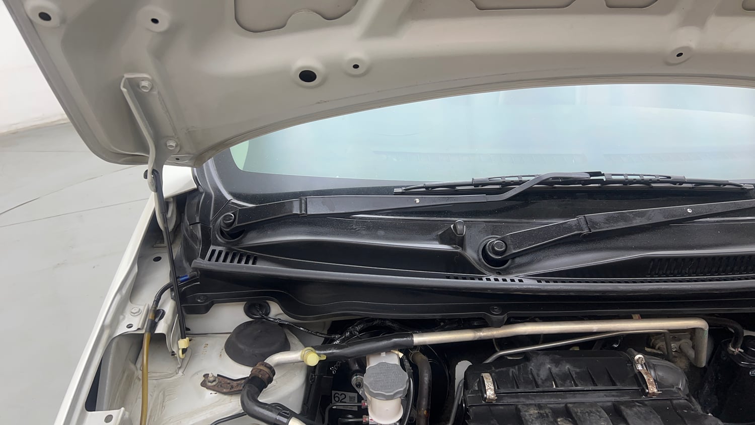 Used 2019 Maruti Suzuki Celerio VXi Petrol Manual engine ENGINE RIGHT SIDE HINGE & APRON VIEW