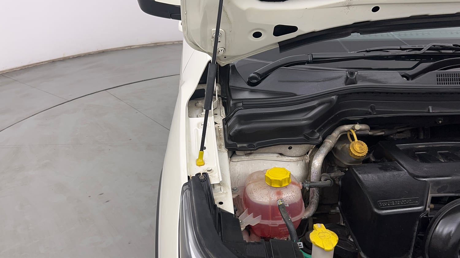 Used 2019 Mahindra XUV 300 1.5 W8 (O) Diesel Manual engine ENGINE RIGHT SIDE HINGE & APRON VIEW