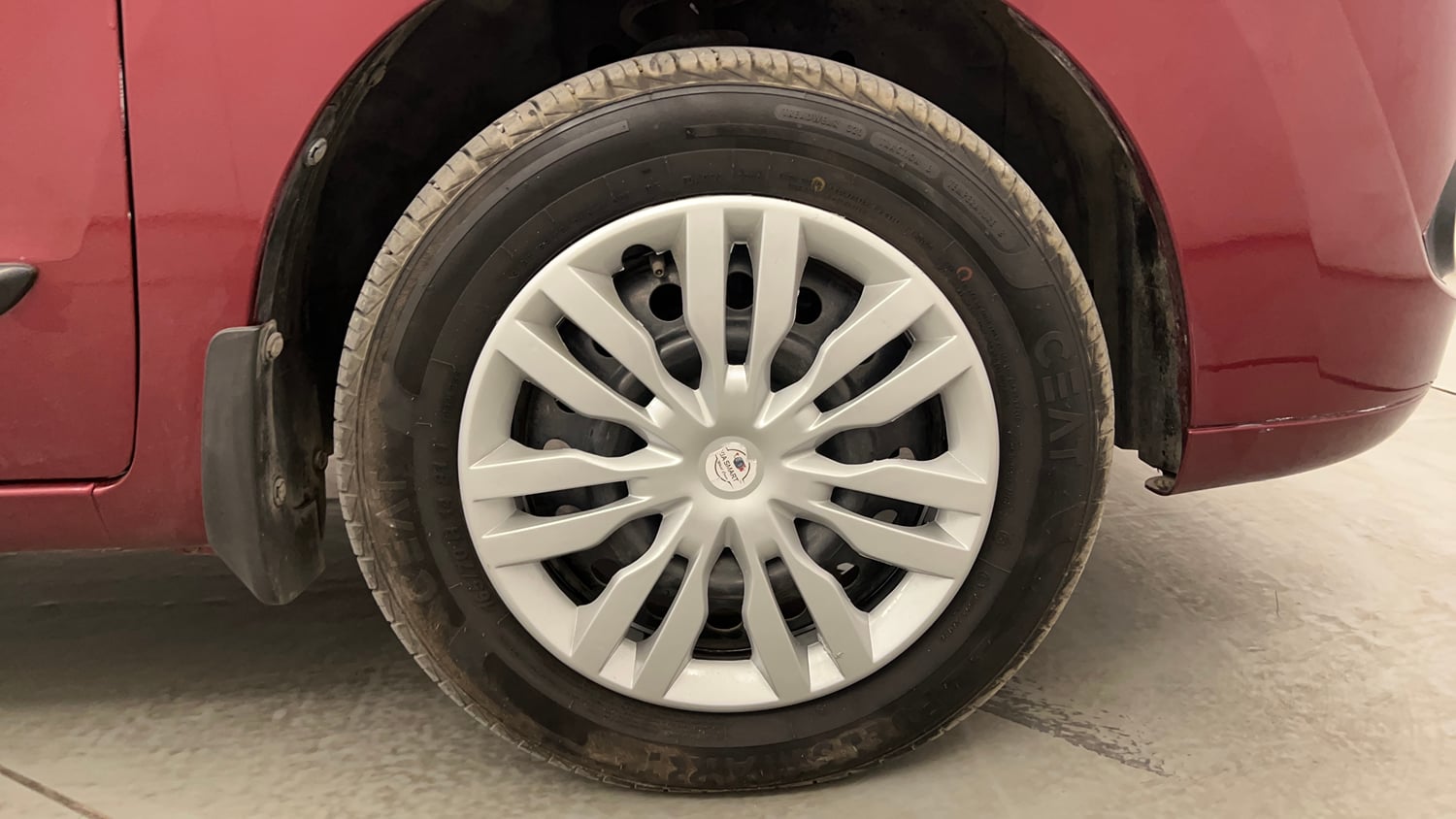 Used 2012 Maruti Suzuki Wagon R 1.0 VXi Petrol Manual tyres RIGHT FRONT TYRE RIM VIEW