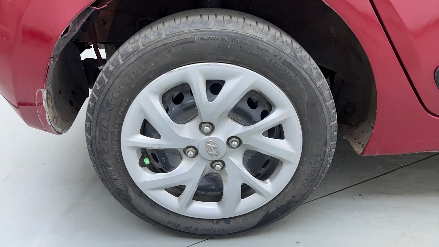 Used 2017 Hyundai Grand i10 Magna AT 1.2 Kappa VTVT Petrol Automatic tyres RIGHT REAR TYRE RIM VIEW