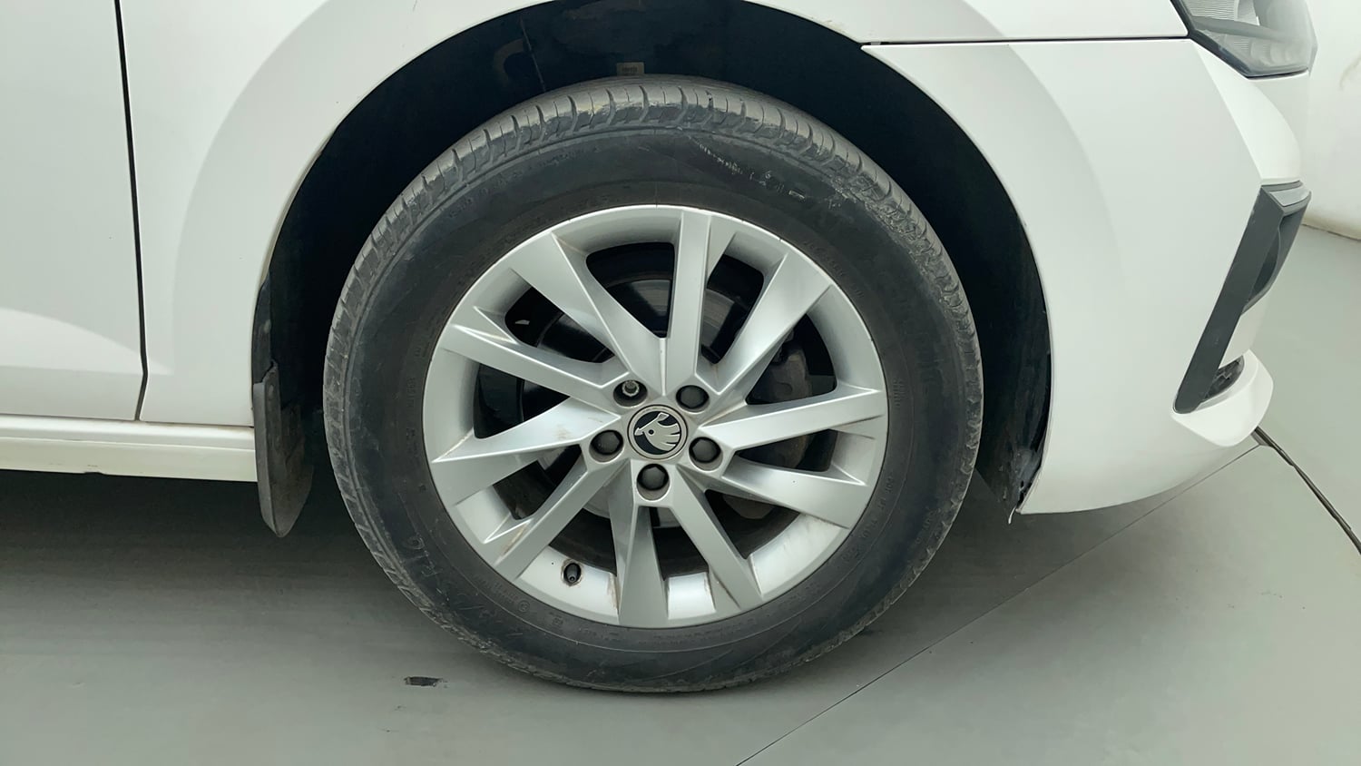 Used 2024 Skoda Slavia Ambition 1.0L TSI AT Petrol Automatic tyres RIGHT FRONT TYRE RIM VIEW