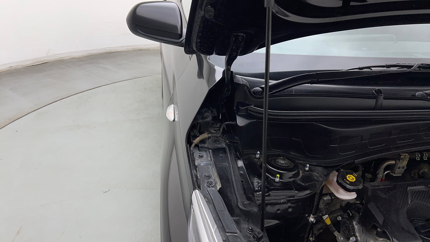 Used 2025 Kia Seltos HTE (O)1.5 Petrol MT Petrol Manual engine ENGINE RIGHT SIDE HINGE & APRON VIEW