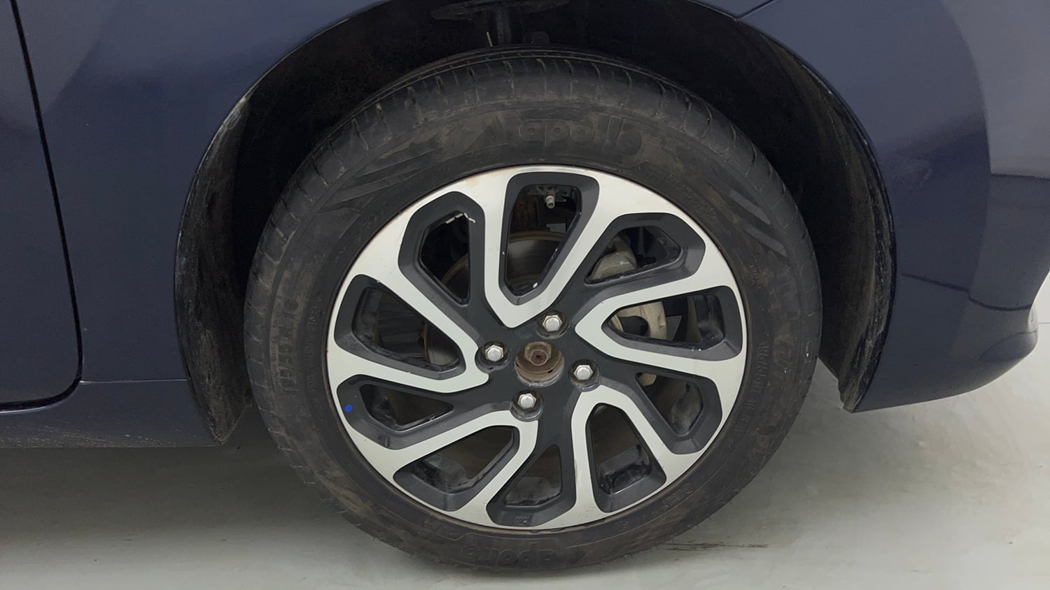 Used 2022 Maruti Suzuki Baleno Alpha MT Petrol Manual tyres RIGHT FRONT TYRE RIM VIEW