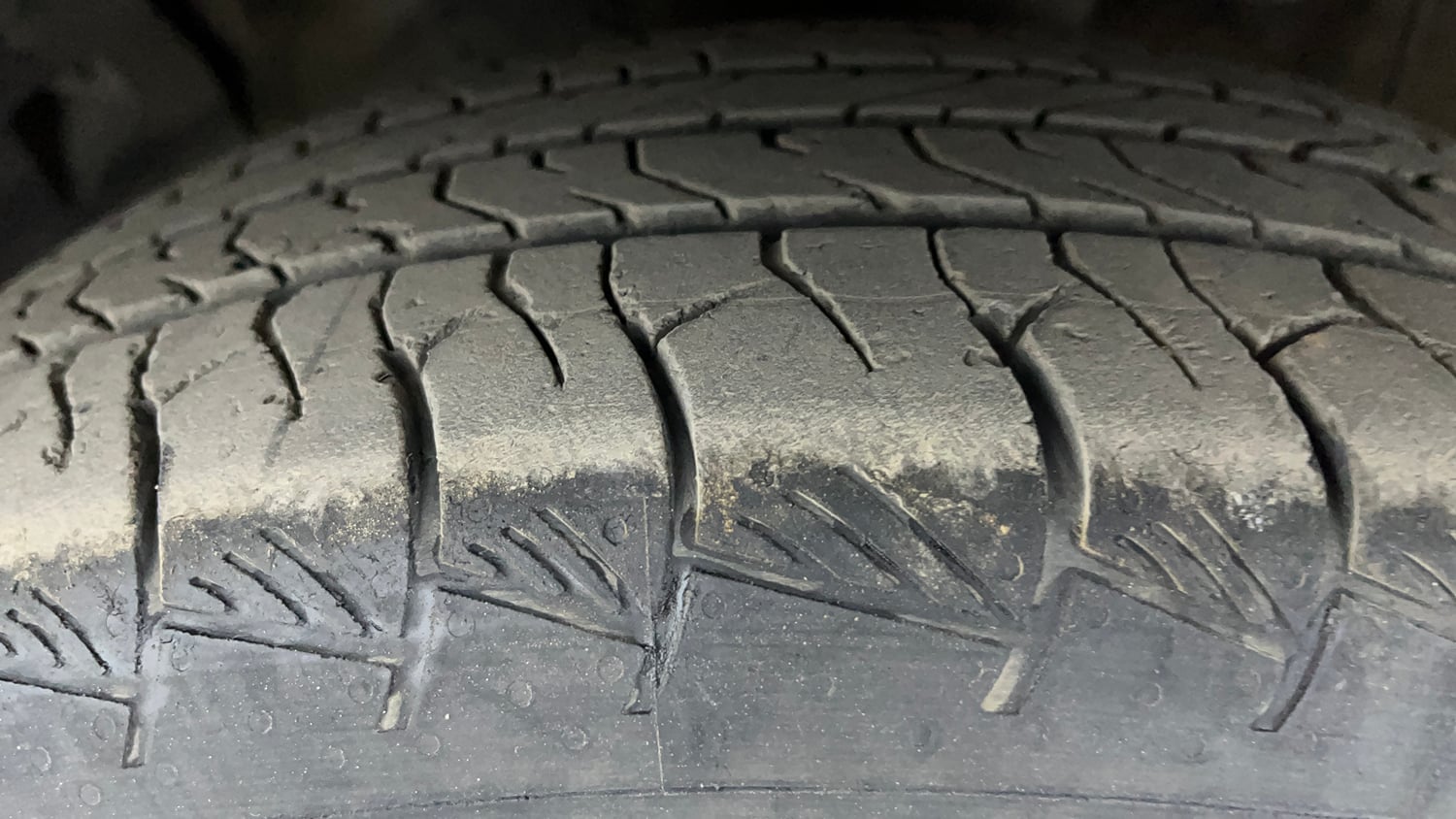 Used 2022 Hyundai Alcazar Platinum (O) 7 Seater 1.5 Diesel AT Diesel Automatic tyres LEFT FRONT TYRE TREAD VIEW