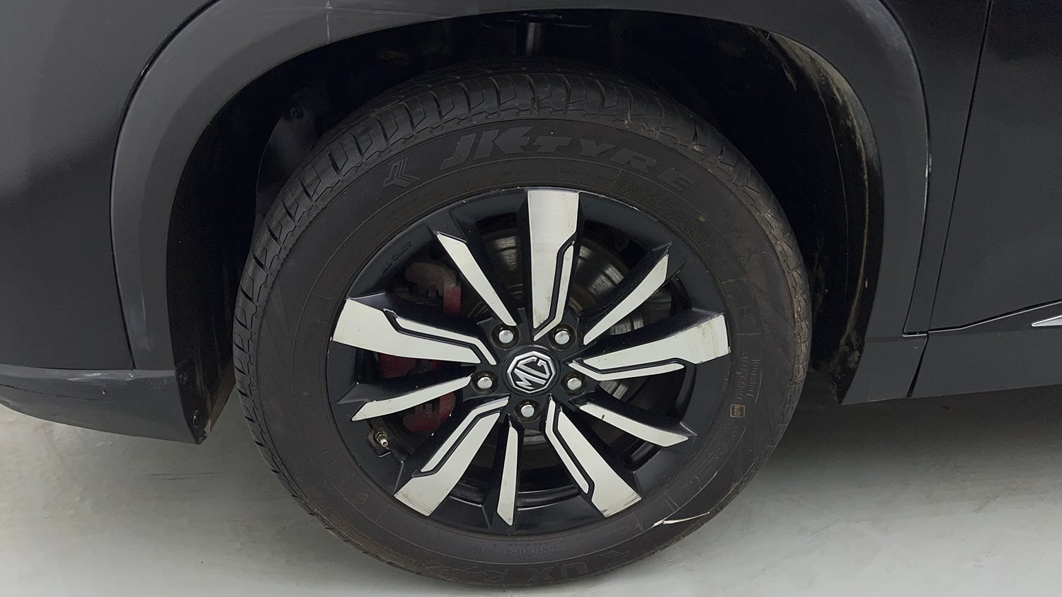 Used 2020 MG Motors Hector Plus Sharp 1.5 DCT Petrol Petrol Automatic tyres LEFT FRONT TYRE RIM VIEW