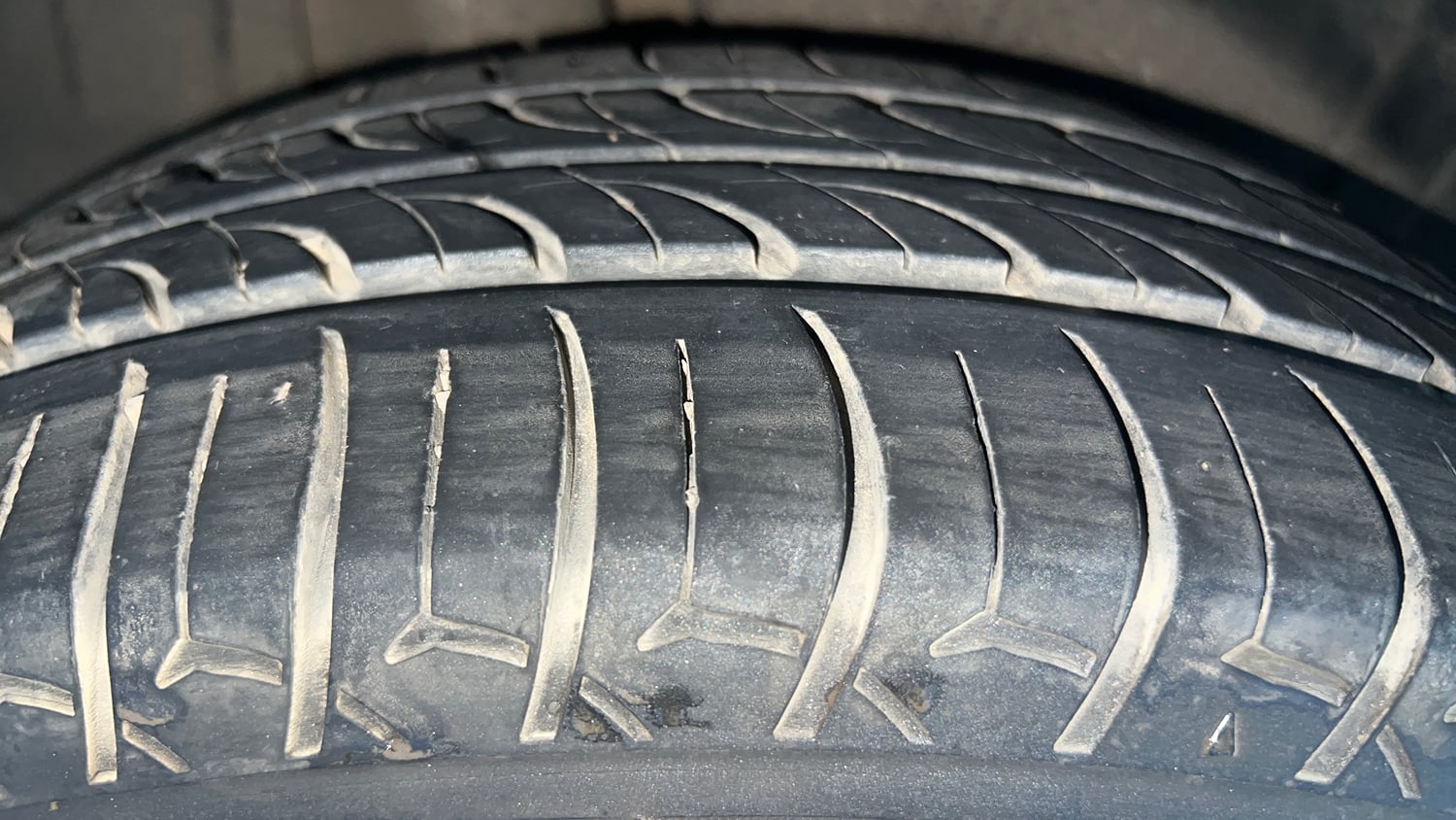 Used 2021 Maruti Suzuki New Ertiga ZXi AT Petrol Automatic tyres RIGHT REAR TYRE TREAD VIEW
