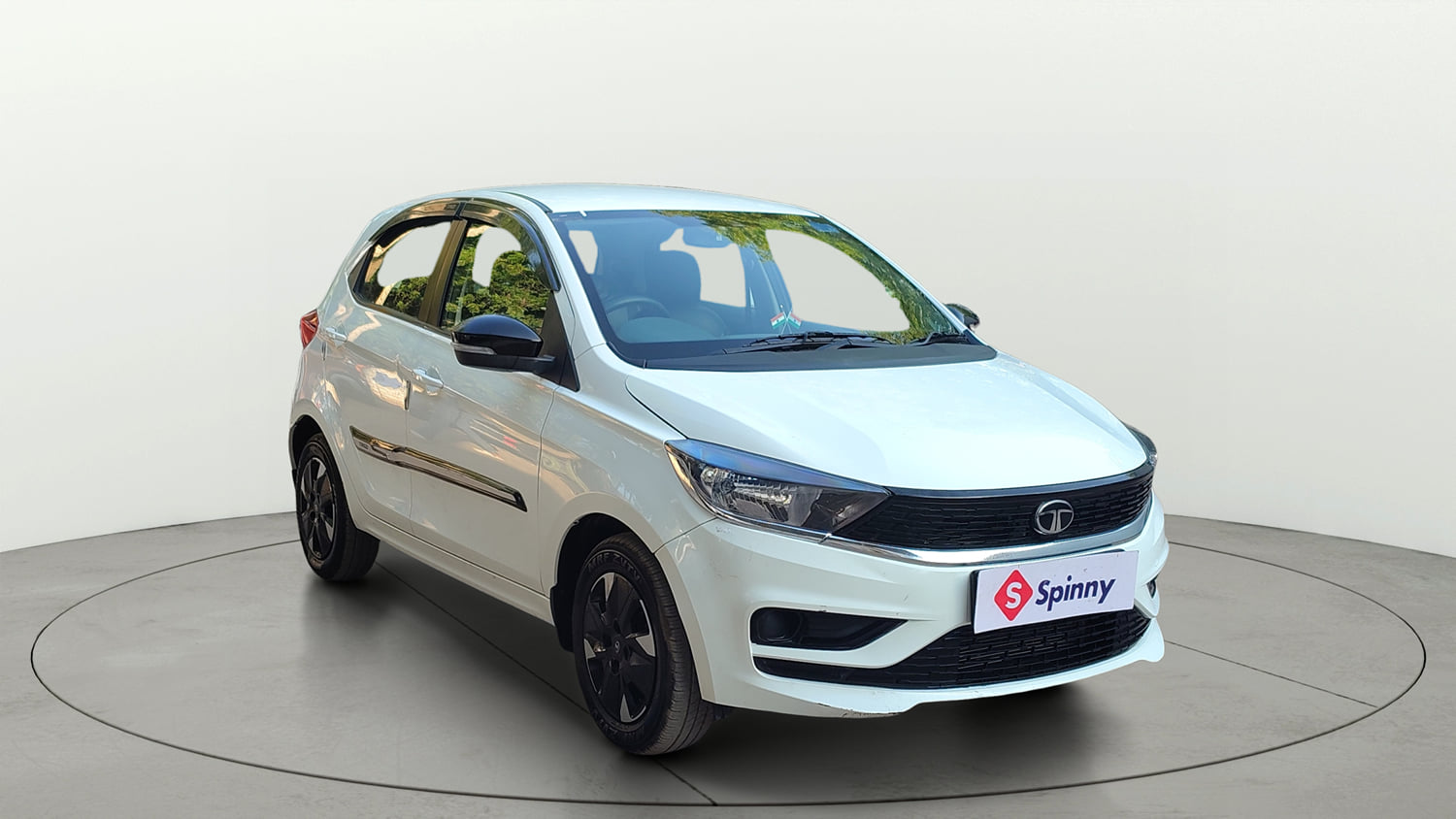 Used 2025 Tata Tiago XT Petrol Manual exterior RIGHT FRONT CORNER VIEW