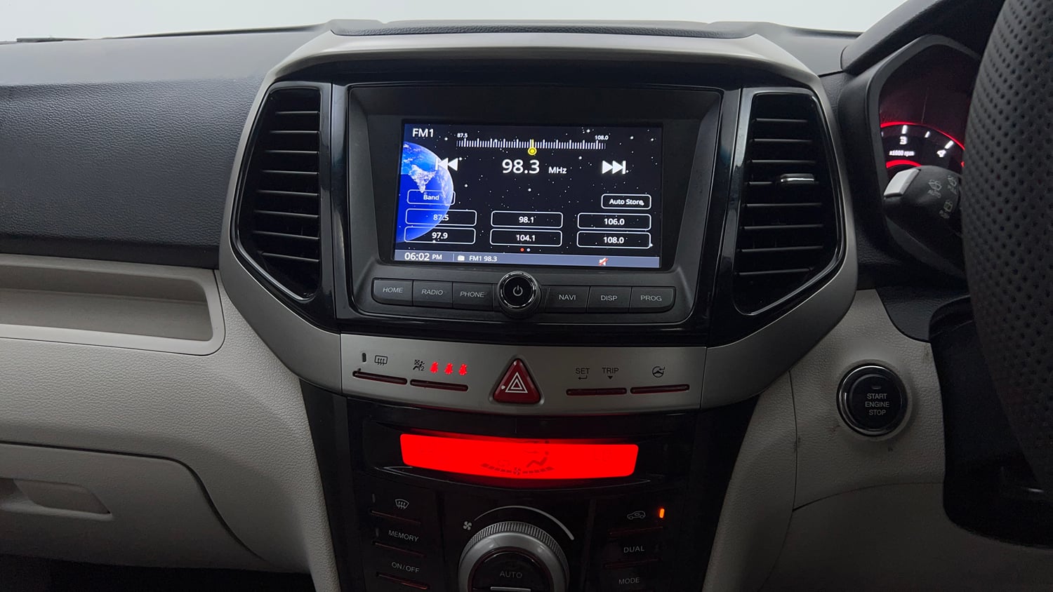 Used 2019 Mahindra XUV 300 1.5 W8 (O) Diesel Manual interior MUSIC SYSTEM & AC CONTROL VIEW