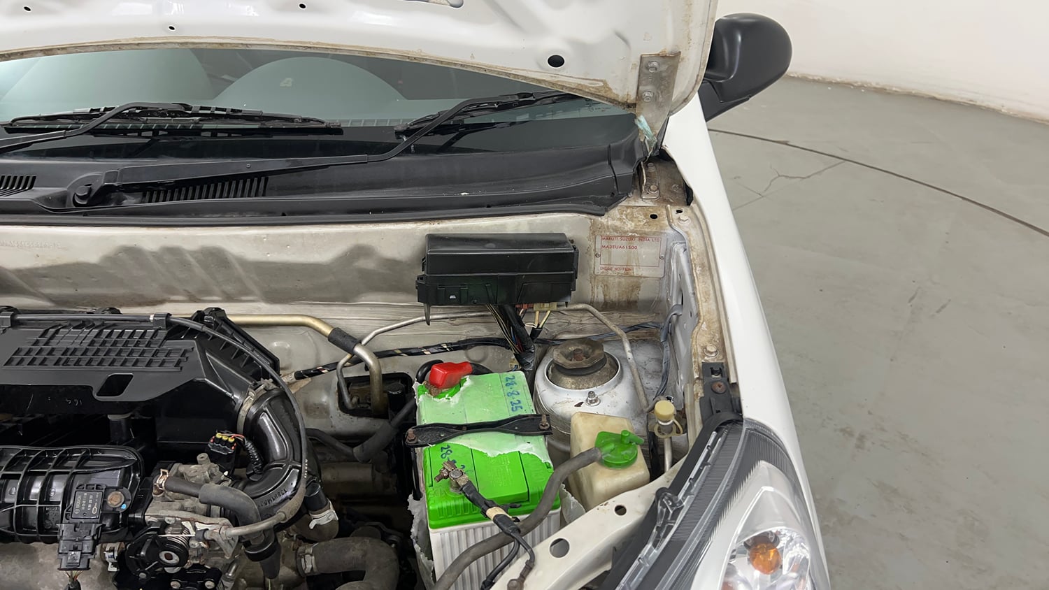 Used 2014 Maruti Suzuki Alto 800 Lxi Petrol Manual engine ENGINE LEFT SIDE HINGE & APRON VIEW