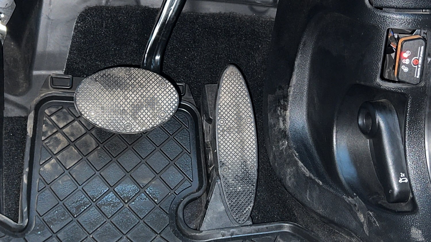 Used 2023 Mini Cooper SE 3-Door Electric Automatic interior PEDALS VIEW