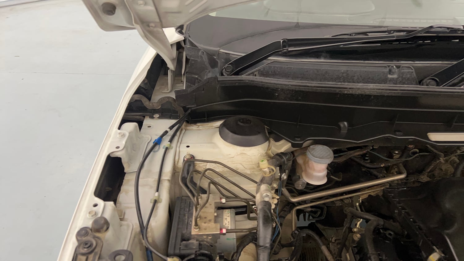 Used 2023 Maruti Suzuki Brezza ZXi Plus Petrol Manual engine ENGINE RIGHT SIDE HINGE & APRON VIEW