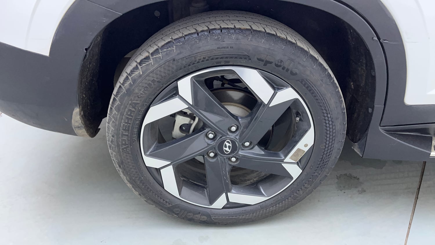 Used 2022 Hyundai Alcazar Platinum (O) 7 Seater 1.5 Diesel AT Diesel Automatic tyres RIGHT REAR TYRE RIM VIEW
