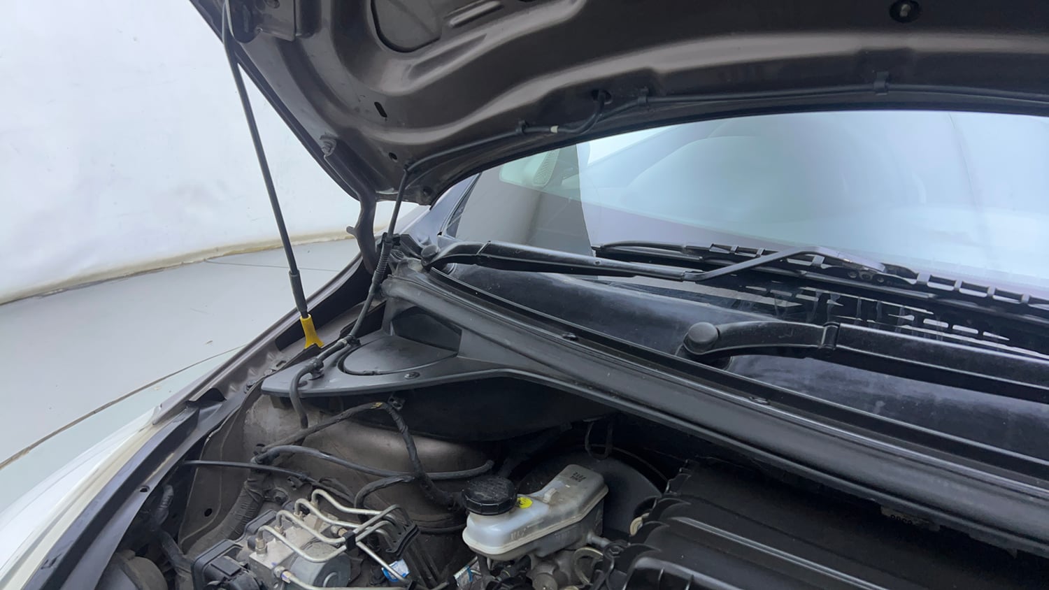 Used 2019 Tata Tiago Revotron XZA Petrol Automatic engine ENGINE RIGHT SIDE HINGE & APRON VIEW