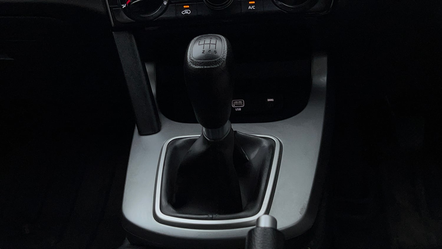 Used 2025 Kia Seltos HTE (O)1.5 Petrol MT Petrol Manual interior GEAR  KNOB VIEW