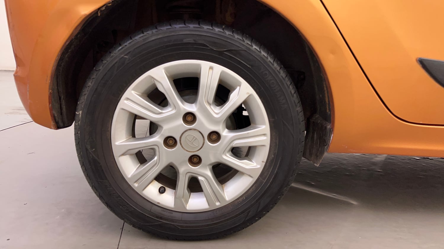 Used 2018 Tata Tiago Revotron XZ Petrol Manual tyres RIGHT REAR TYRE RIM VIEW