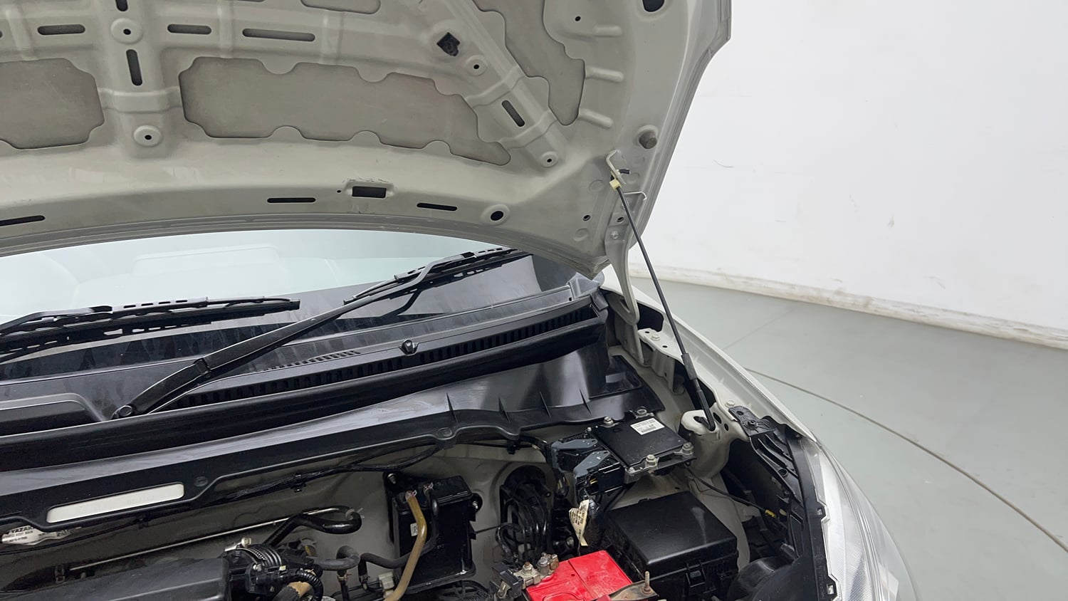 Used 2022 Maruti Suzuki Celerio ZXi Plus Petrol Manual engine ENGINE LEFT SIDE HINGE & APRON VIEW