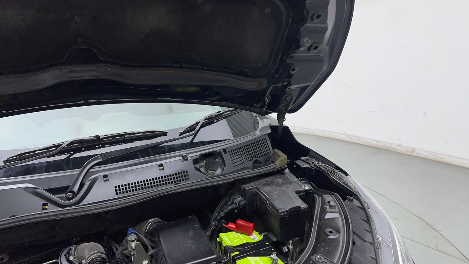 Used 2022 Nissan Magnite XV Premium Turbo CVT Petrol Automatic engine ENGINE LEFT SIDE HINGE & APRON VIEW